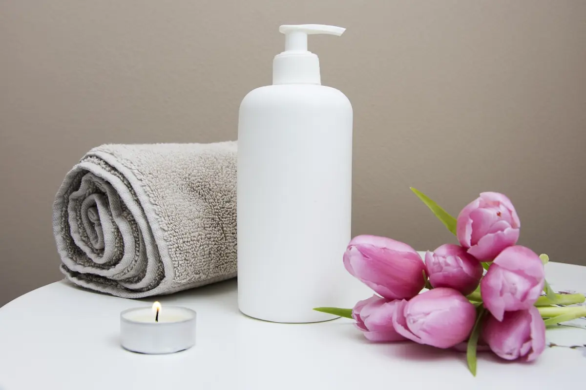 Clean towels, skincare and fresh tulips in the LUMI studio